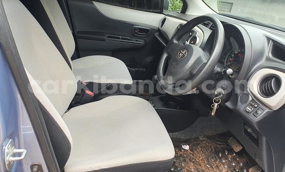 Acheter Occasion Voiture Toyota Vitz Bleu à Kampala, Ouganda Acheter Occasion Voiture Toyota Vitz Bleu à Kampala, Ouganda