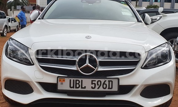 Gura Yakoze Mercedes-Benz C-Classe White Imodoka i Kampala mu Uganda