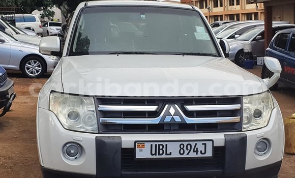 Nunua Ilio tumika Mitsubishi Pajero Nyeupe Gari ndani ya Kampala nchini Uganda Nunua Ilio tumika Mitsubishi Pajero Nyeupe Gari ndani ya Kampala nchini Uganda