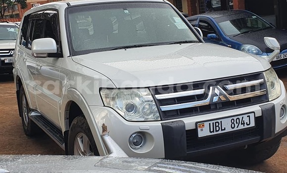 Acheter Occasion Voiture Mitsubishi Pajero Blanc à Kampala, Ouganda Acheter Occasion Voiture Mitsubishi Pajero Blanc à Kampala, Ouganda