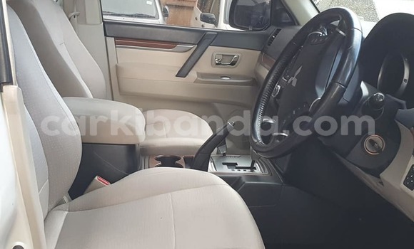 Acheter Occasion Voiture Mitsubishi Pajero Blanc à Kampala, Ouganda Acheter Occasion Voiture Mitsubishi Pajero Blanc à Kampala, Ouganda