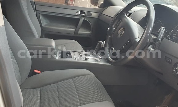 Acheter Occasion Voiture Volkswagen Touareg Blanc à Kampala, Ouganda Acheter Occasion Voiture Volkswagen Touareg Blanc à Kampala, Ouganda