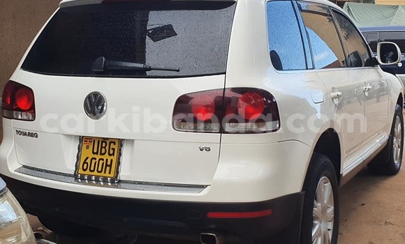 Acheter Occasion Voiture Volkswagen Touareg Blanc à Kampala, Ouganda Acheter Occasion Voiture Volkswagen Touareg Blanc à Kampala, Ouganda