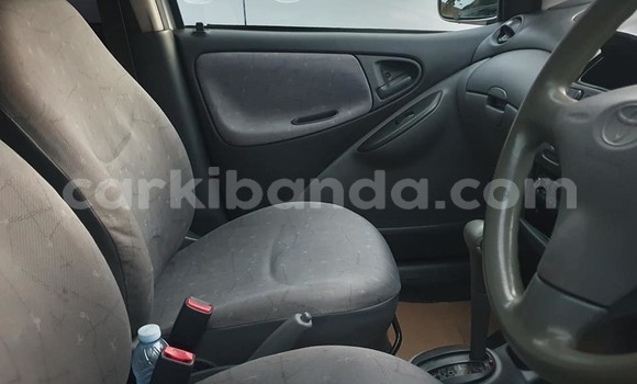 Acheter Occasion Voiture Toyota Vitz Gris à Kampala, Ouganda Acheter Occasion Voiture Toyota Vitz Gris à Kampala, Ouganda