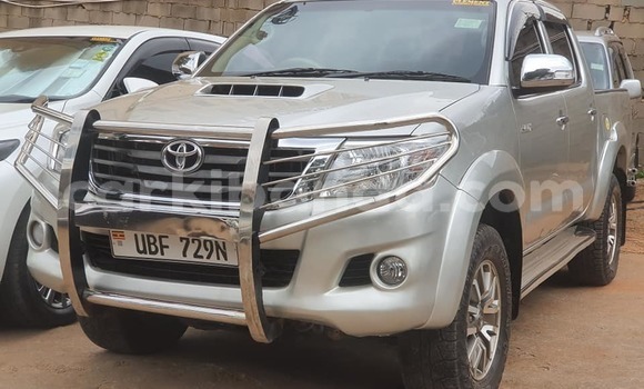 Acheter Occasion Voiture Toyota Hilux Gris à Kampala, Ouganda Acheter Occasion Voiture Toyota Hilux Gris à Kampala, Ouganda