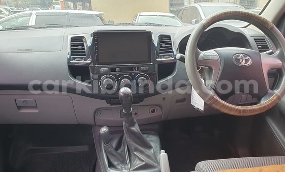 Acheter Occasion Voiture Toyota Hilux Gris à Kampala, Ouganda Acheter Occasion Voiture Toyota Hilux Gris à Kampala, Ouganda