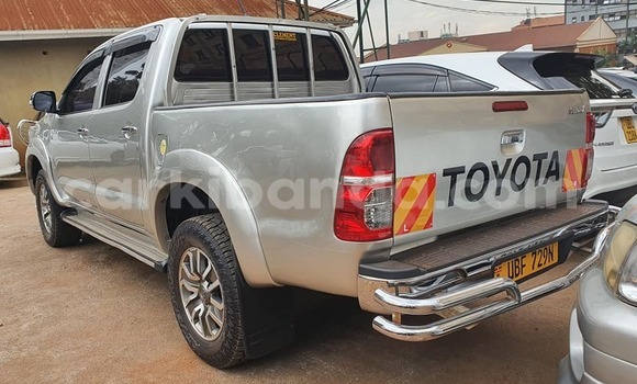Acheter Occasion Voiture Toyota Hilux Gris à Kampala, Ouganda Acheter Occasion Voiture Toyota Hilux Gris à Kampala, Ouganda