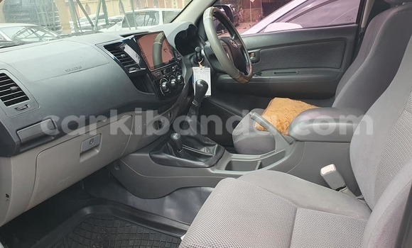 Acheter Occasion Voiture Toyota Hilux Gris à Kampala, Ouganda Acheter Occasion Voiture Toyota Hilux Gris à Kampala, Ouganda