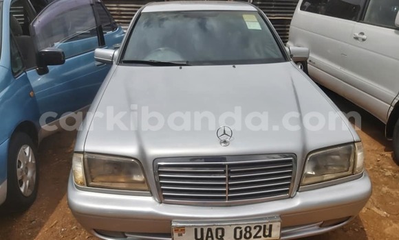 Gura Yakoze Mercedes‒Benz C–Class Silver Imodoka i Kampala mu Uganda