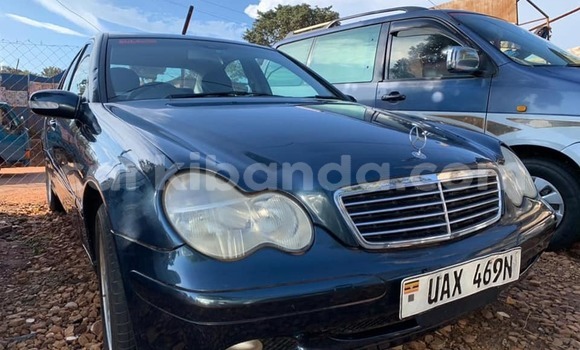 Nunua Ilio tumika Mercedes‒Benz C–Class Nyeusi Gari ndani ya Kampala nchini Uganda Nunua Ilio tumika Mercedes‒Benz C–Class Nyeusi Gari ndani ya Kampala nchini Uganda