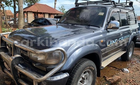 Nunua Ilio tumika Toyota Land Cruiser Bluu Gari ndani ya Kampala nchini Uganda
