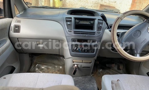 Acheter Occasion Voiture Toyota Nadia Blanc à Kampala, Ouganda Acheter Occasion Voiture Toyota Nadia Blanc à Kampala, Ouganda