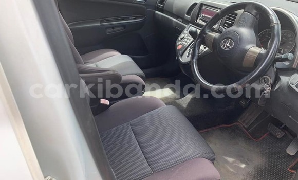 Acheter Occasion Voiture Toyota Wish Blanc à Kampala, Ouganda Acheter Occasion Voiture Toyota Wish Blanc à Kampala, Ouganda