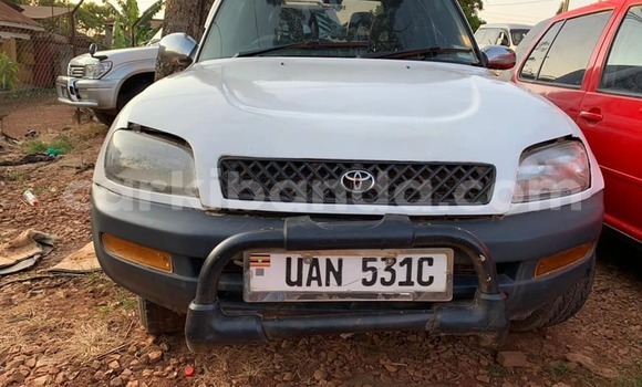 Gura Yakoze Toyota RAV4 White Imodoka i Kampala mu Uganda