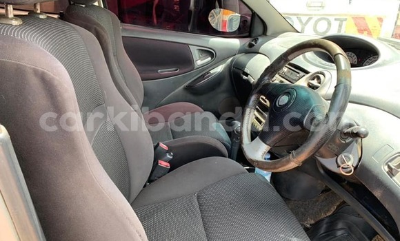 Acheter Occasion Voiture Toyota Vitz Gris à Kampala, Ouganda Acheter Occasion Voiture Toyota Vitz Gris à Kampala, Ouganda