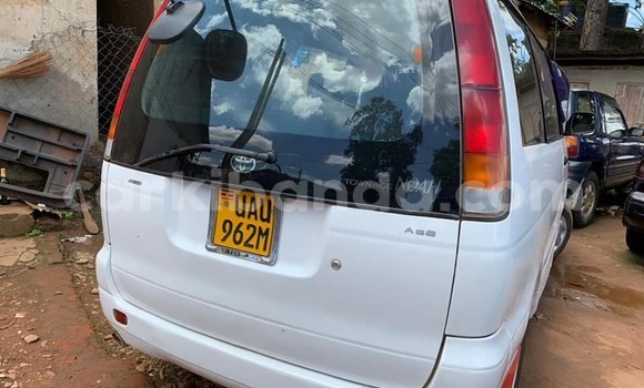 Acheter Occasion Voiture Toyota Noah Blanc à Kampala, Ouganda Acheter Occasion Voiture Toyota Noah Blanc à Kampala, Ouganda