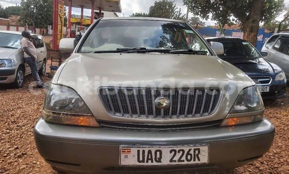 Gura Yakoze Toyota Harrier Brown Imodoka i Kampala mu Uganda