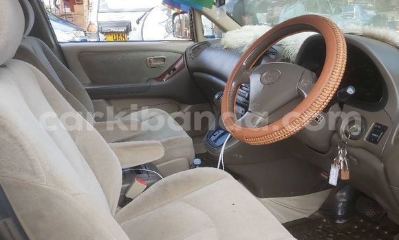 Acheter Occasion Voiture Toyota Harrier Marron à Kampala, Ouganda Acheter Occasion Voiture Toyota Harrier Marron à Kampala, Ouganda