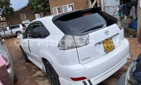 Acheter Occasion Voiture Toyota Harrier Blanc à Kampala, Ouganda Acheter Occasion Voiture Toyota Harrier Blanc à Kampala, Ouganda