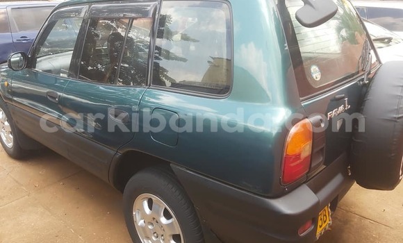 Nunua Ilio tumika Toyota RAV4 Kijani Gari ndani ya Kampala nchini Uganda