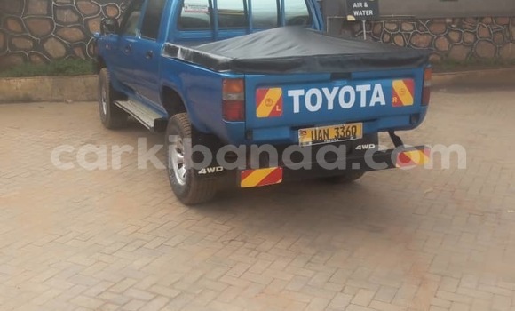 Nunua Ilio tumika Toyota Hilux Bluu Gari ndani ya Kampala nchini Uganda