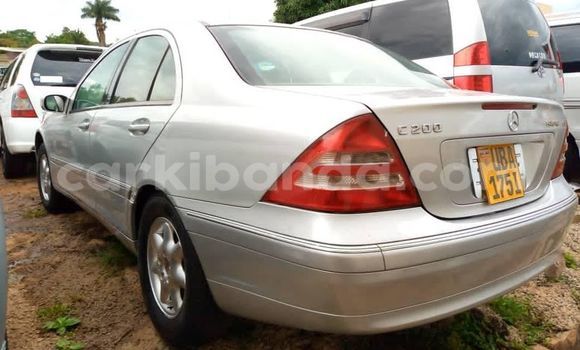 Gura Yakoze Mercedes‒Benz C–Class Silver Imodoka i Kampala mu Uganda