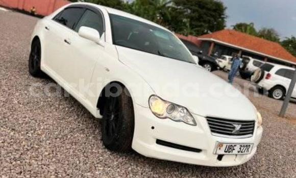 Gura Yakoze Toyota Mark X White Imodoka i Kampala mu Uganda