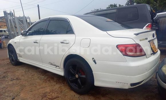 Nunua Ilio tumika Toyota Mark X Nyeupe Gari ndani ya Kampala nchini Uganda