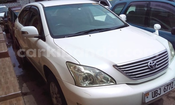 Gura Yakoze Toyota Harrier White Imodoka i Kampala mu Uganda