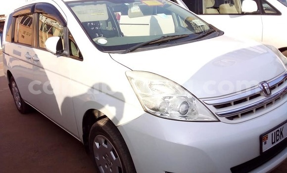 Nunua Ilio tumika Toyota ISis Nyeupe Gari ndani ya Kampala nchini Uganda