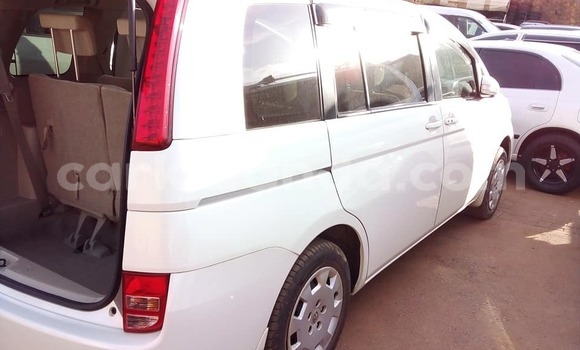 Acheter Occasion Voiture Toyota ISis Blanc à Kampala, Ouganda Acheter Occasion Voiture Toyota ISis Blanc à Kampala, Ouganda