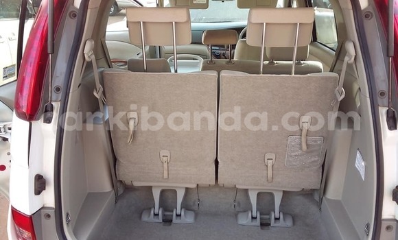 Acheter Occasion Voiture Toyota ISis Blanc à Kampala, Ouganda Acheter Occasion Voiture Toyota ISis Blanc à Kampala, Ouganda