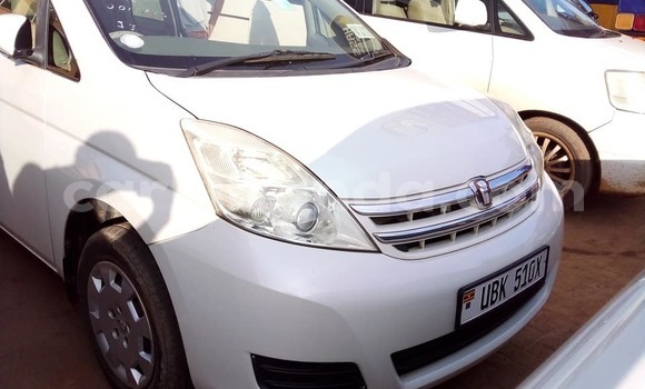 Acheter Occasion Voiture Toyota ISis Blanc à Kampala, Ouganda Acheter Occasion Voiture Toyota ISis Blanc à Kampala, Ouganda