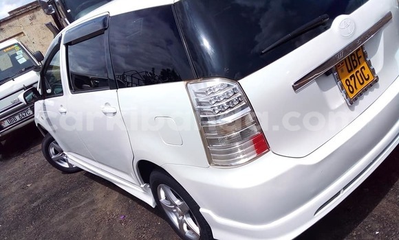 Acheter Occasion Voiture Toyota Wish Blanc à Kampala, Ouganda Acheter Occasion Voiture Toyota Wish Blanc à Kampala, Ouganda
