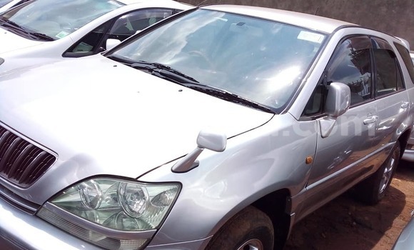 Nunua Ilio tumika Toyota Harrier Nyeupe Gari ndani ya Kampala nchini Uganda