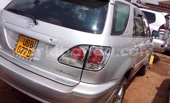 Acheter Occasion Voiture Toyota Harrier Blanc à Kampala, Ouganda Acheter Occasion Voiture Toyota Harrier Blanc à Kampala, Ouganda