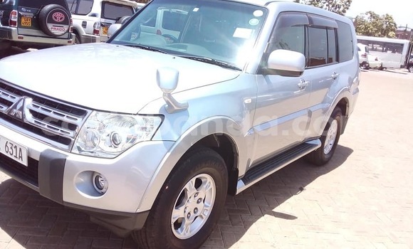 Gura Yakoze Mitsubishi Pajero Silver Imodoka i Kampala mu Uganda