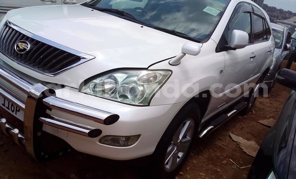 Acheter Occasion Voiture Toyota Harrier Blanc à Kampala, Ouganda Acheter Occasion Voiture Toyota Harrier Blanc à Kampala, Ouganda