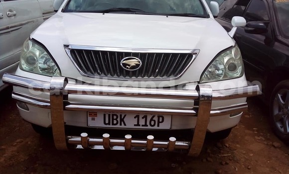 Acheter Occasion Voiture Toyota Harrier Blanc à Kampala, Ouganda Acheter Occasion Voiture Toyota Harrier Blanc à Kampala, Ouganda