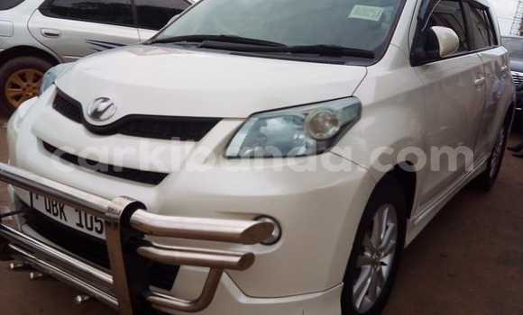 Gura Yakoze Toyota IST White Imodoka i Kampala mu Uganda