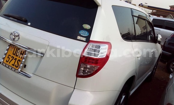 Acheter Occasion Voiture Toyota Vanguard Blanc à Kampala, Ouganda Acheter Occasion Voiture Toyota Vanguard Blanc à Kampala, Ouganda