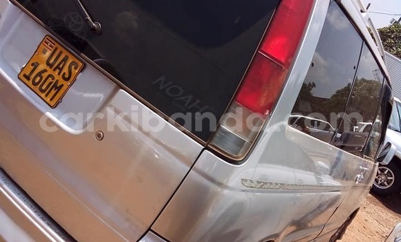 Acheter Occasion Voiture Toyota Noah Gris à Kampala, Ouganda Acheter Occasion Voiture Toyota Noah Gris à Kampala, Ouganda