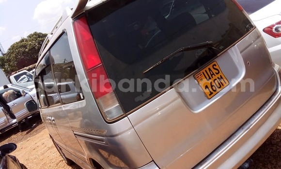 Acheter Occasion Voiture Toyota Noah Gris à Kampala, Ouganda Acheter Occasion Voiture Toyota Noah Gris à Kampala, Ouganda