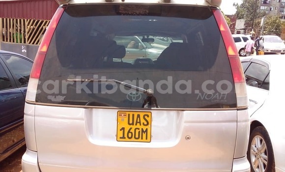 Acheter Occasion Voiture Toyota Noah Gris à Kampala, Ouganda Acheter Occasion Voiture Toyota Noah Gris à Kampala, Ouganda