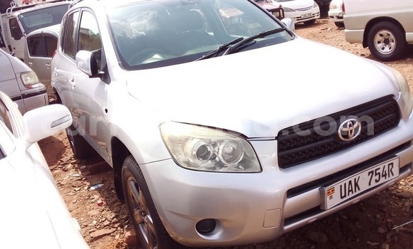 Nunua Ilio tumika Toyota RAV4 Fedha Gari ndani ya Kampala nchini Uganda