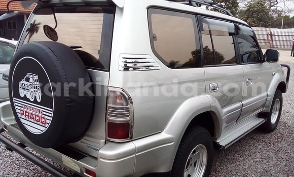 Acheter Occasion Voiture Toyota Land Cruiser Gris à Kampala, Ouganda Acheter Occasion Voiture Toyota Land Cruiser Gris à Kampala, Ouganda