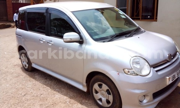 Acheter Occasion Voiture Toyota Sienta Gris à Kampala, Ouganda Acheter Occasion Voiture Toyota Sienta Gris à Kampala, Ouganda