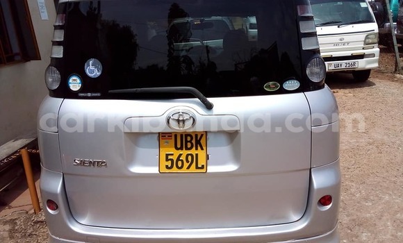 Acheter Occasion Voiture Toyota Sienta Gris à Kampala, Ouganda Acheter Occasion Voiture Toyota Sienta Gris à Kampala, Ouganda