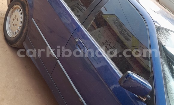 Gura Yakoze BMW 315 Blue Imodoka i Kampala mu Uganda Gura Yakoze BMW 315 Blue Imodoka i Kampala mu Uganda