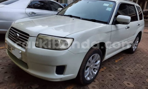 Nunua Ilio tumika Subaru Forester Nyeupe Gari ndani ya Kampala nchini Uganda